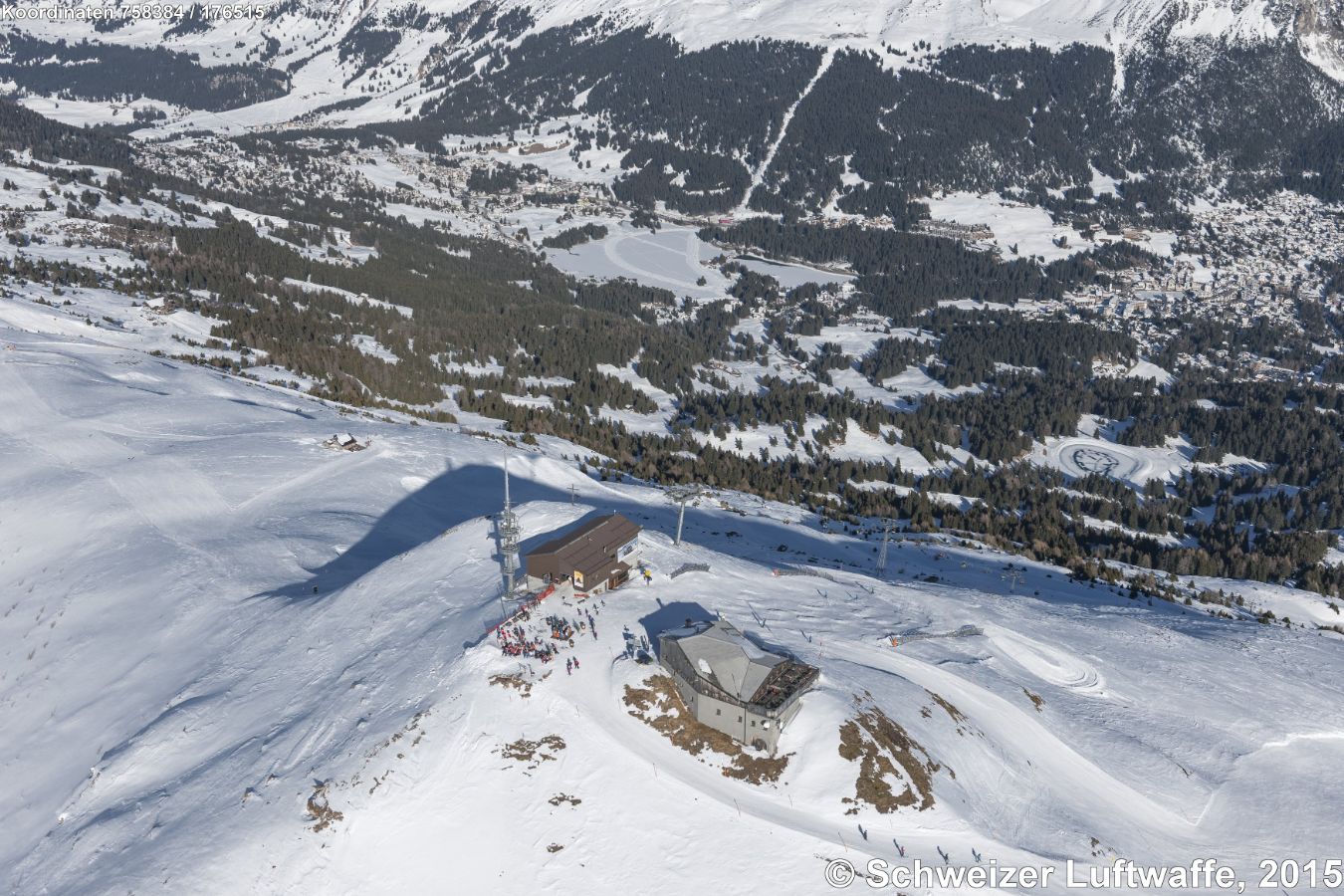 Piz Scalottas, 2324 M.ü.M. (Position 2'758'412.04, 1'176'588.13) - Im Tal links (Rchtg N): Valbella mit Waldschneise für Beförderungsanlagen zum Parpaner Rothorn. Am rechten Bildrand, Rchtg S., Lenzerheide.